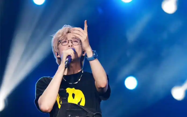 【刘宇宁|黑夜一束光】中国传媒大学半夏的纪念直播刘宇宁唱歌cut