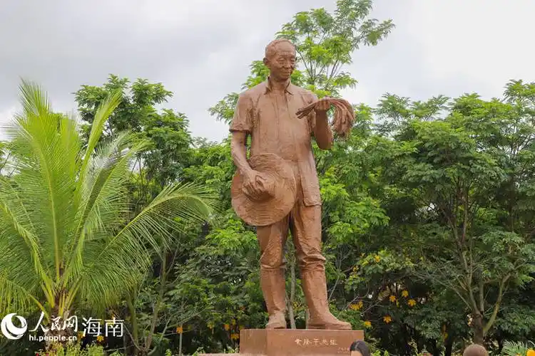袁隆平院士铜像在三亚水稻国家公园落成
