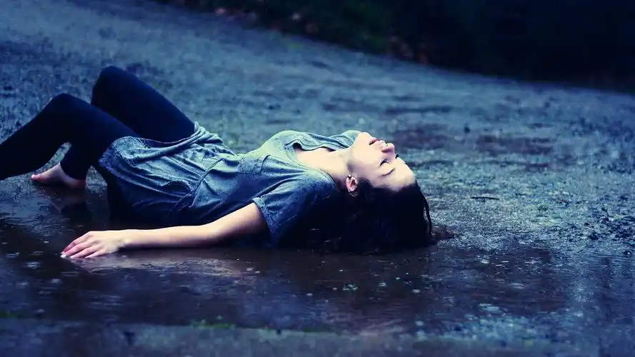 掩饰自己的眼泪,非主流伤感美女图片壁纸