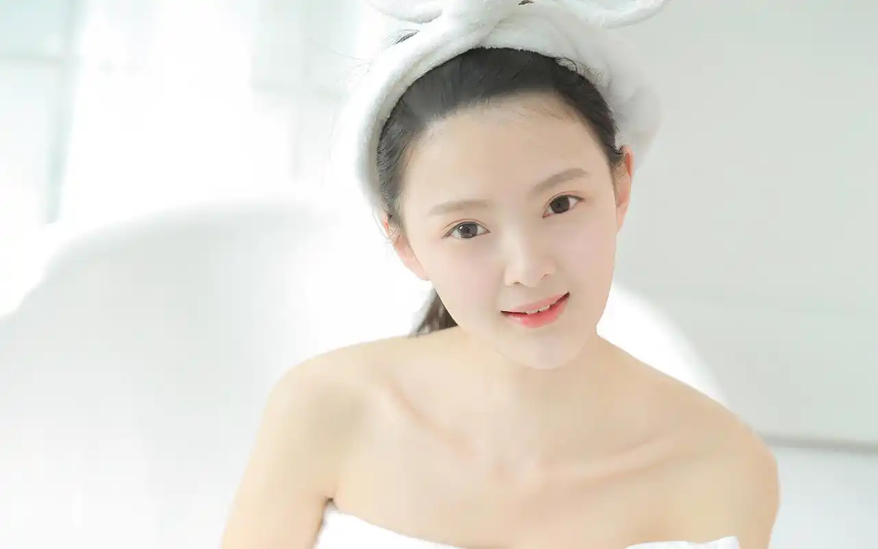 白皙清纯美女性感浴袍写真高清壁纸