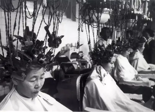 曾几何时, 烫头也成了一件时髦的事.