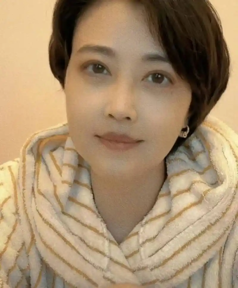 55岁周海媚近照以素颜示人,曾突然晒性感被指像大妈_网友_造型_状态