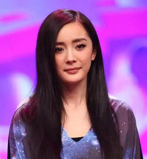 49岁成龙与17岁杨幂拍广告,他为何白送她5万元?