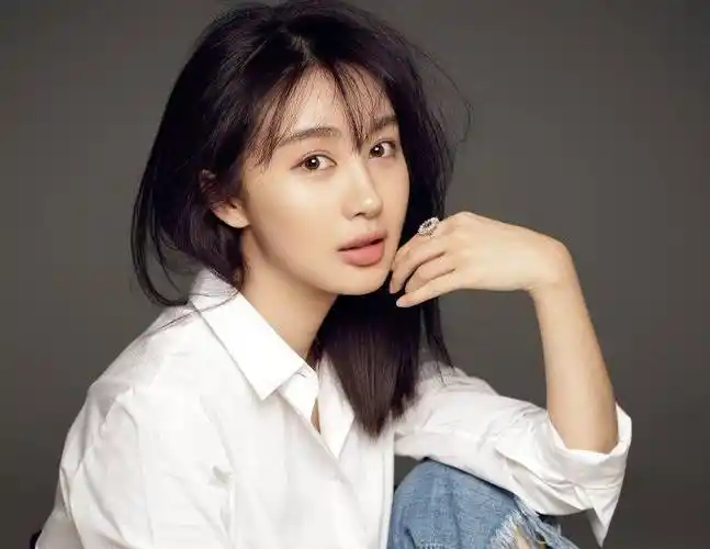 李菲儿直播带货大腿粗壮遭网友攻击,肚腩明显,穿皮裙画面尴尬_时尚