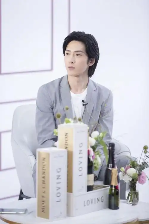 这谁顶得住?井柏然托腮沉思眼神忧郁 比心又甜又帅直击少女心