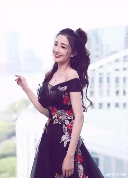 陈欣予以优雅气质取胜,身材高挑,外形甜美靓丽,喜欢她吗?