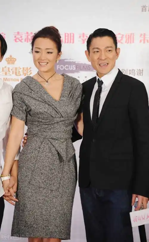 巩俐真的好大方,穿紧身裙与刘德华亲密合影,体型比男神还壮硕_设计_的