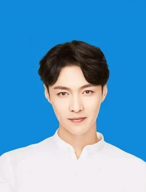 张艺兴的证件照足以鲨了我的心,杀手算不上,鲨贝壳的灵魂有一绝