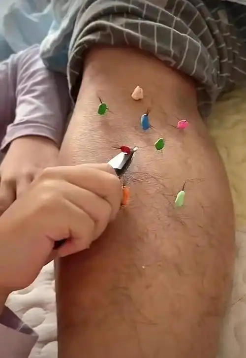 山东男子在家带娃女儿拿剪刀剪爸爸腿毛看到彩泥妈妈不淡定了