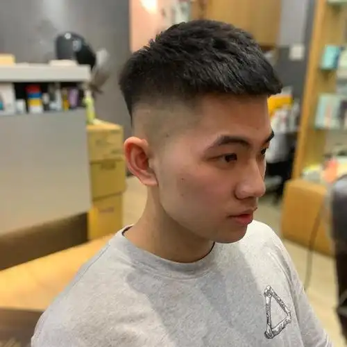 男生"两边铲"发型这样剪才帅气!夏天留好这4款,时尚干净精神