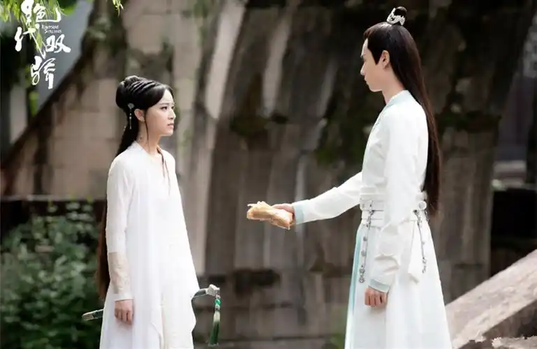 电视剧《绝代双骄》是根据古龙先生的武侠小说改编而成.