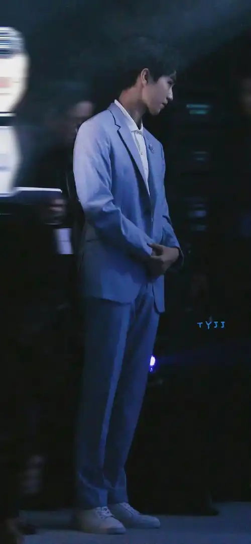 王俊凯超话  真的超级喜欢19年今日的这套蓝色修身西装.