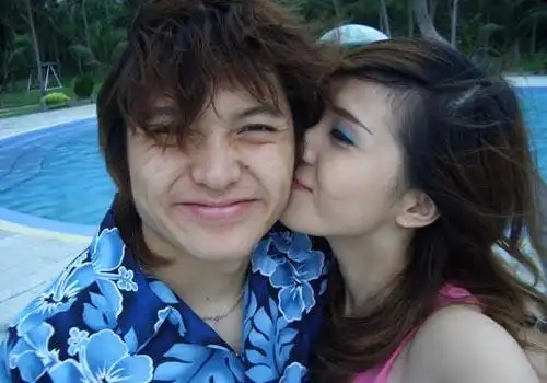 幻灯:国脚汪嵩女友写真 美女在怀杀手本色不减