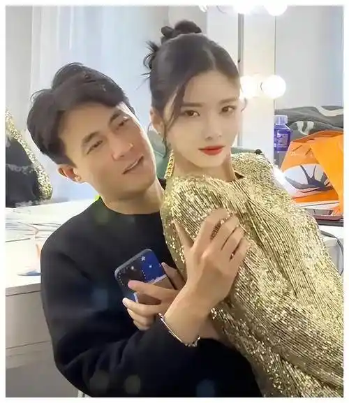 王灿秀恩爱突翻车坐杜淳大腿真相揭秘男方表情尴尬