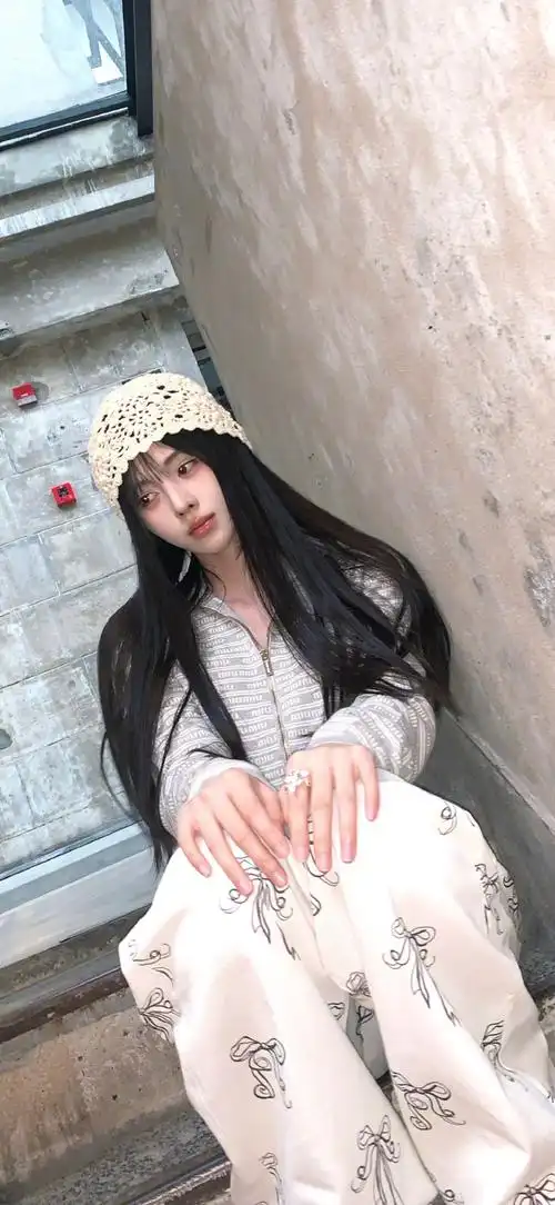 鞠婧祎露腰穿搭