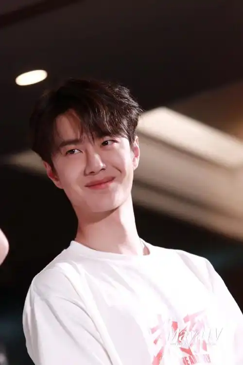 王一博打牌输了帮王俊凯王源拿饭##王一博泰国