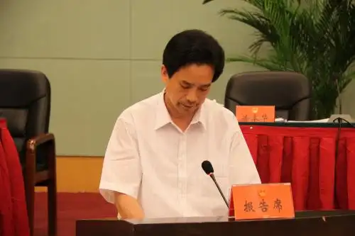 市人大常委会副主任钟秀萍作市人大常委会代表资格审查委员会关于