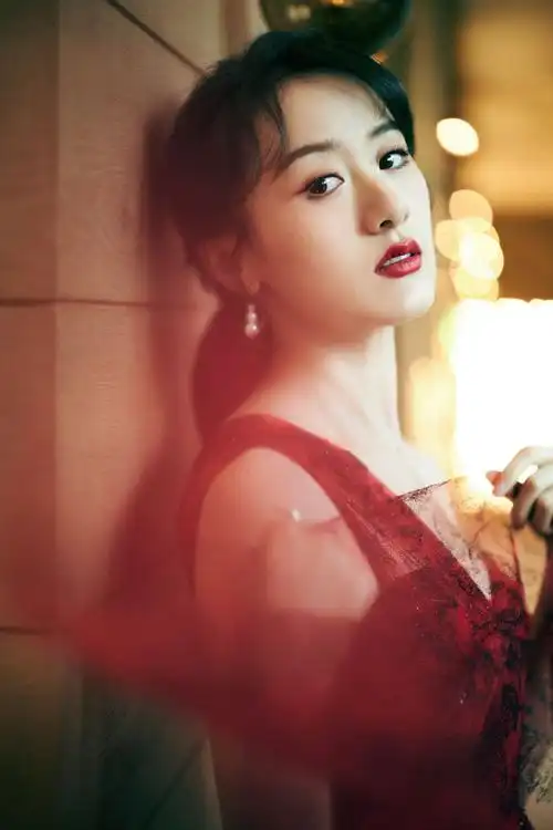 袁冰妍红色亮片单肩裙性感写真图片