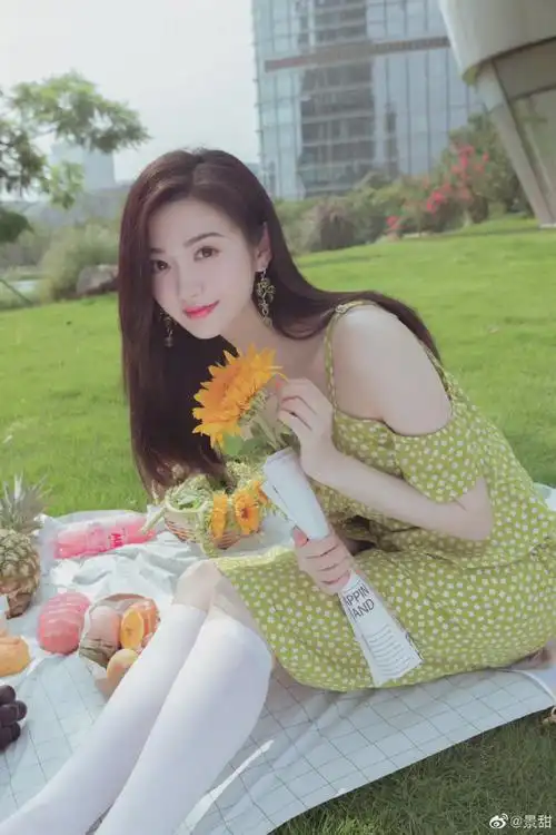 绿色吊带裙满满的夏天气息,元气满满的一天0808@景甜