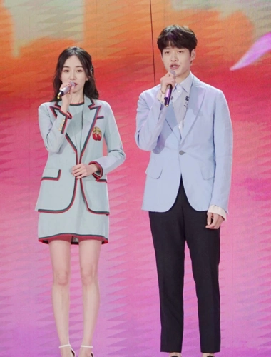 杨幂魏大勋同框真耐看穿一身学生校服真像初恋时候的样子