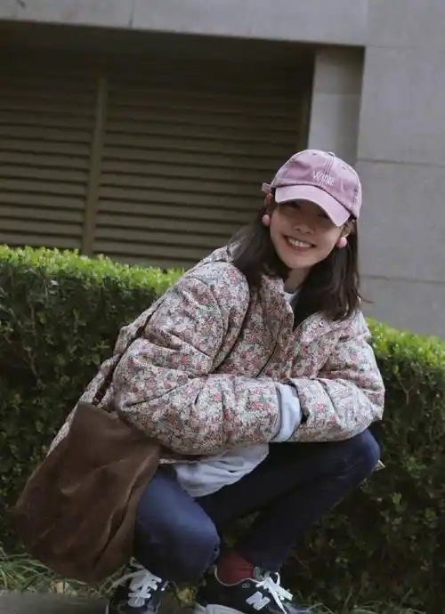 白百何冬季保暖穿搭系列,蓝色羊羔绒外套造型保暖又时髦_全国资讯网