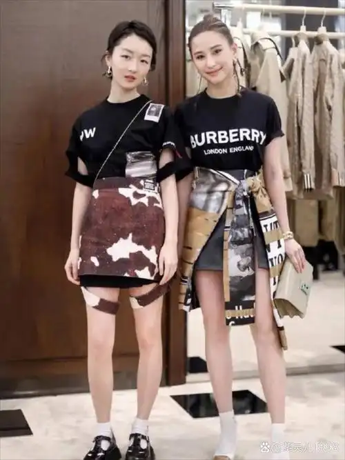 2010年,周冬雨和何超莲的老公窦骁一起出演了电影《山楂树之恋》,获得