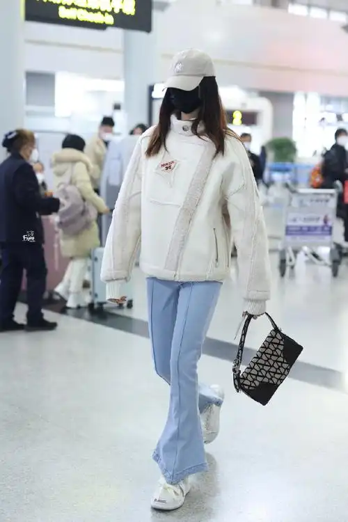 张艺凡机场出发饭拍来啦~ 白色外套 棒球帽造型来啦……|张艺凡_新浪