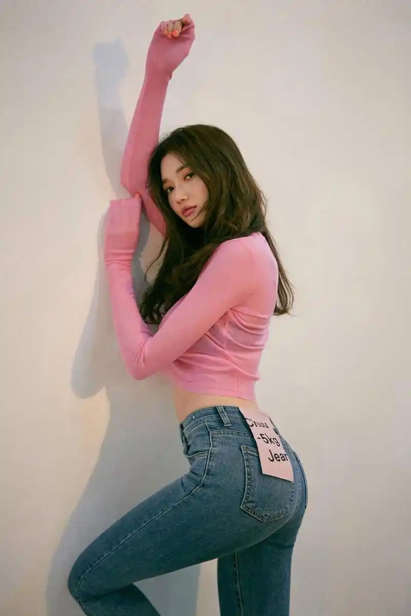 粉红色上衣搭配蓝色紧身牛仔裤的韩系长发性感美女