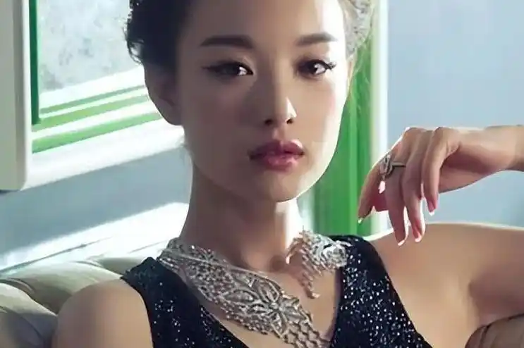 深陷艳照门,拍裸戏,酒吧常客,黑料堆里的倪妮,仅靠恋情洗白?