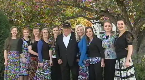 一夫多妻制的宗教组织,整一个村的男人都可以娶很多老婆,生好多孩子