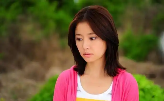 47岁林心如老到认不出,穿宽松t恤显苍老,素颜出镜似寻常大婶