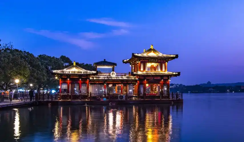 西湖夜色       潘坤贤摄于杭州