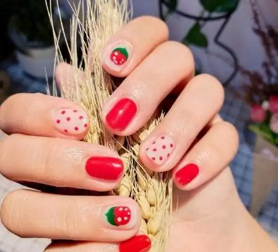 可爱简单手绘草莓彩色波点美甲图