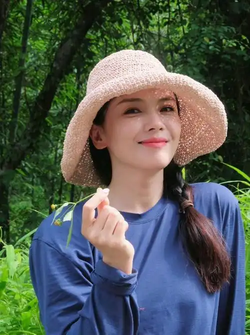 刘涛最近在社交平台上公布了自己的一组自拍照,照片里的她头戴草帽,身