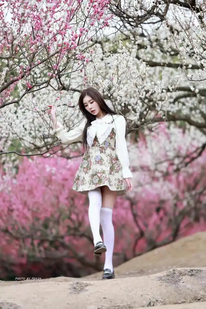 春天我们去看花 #户外环境人像摄影作品欣赏 - 抖音