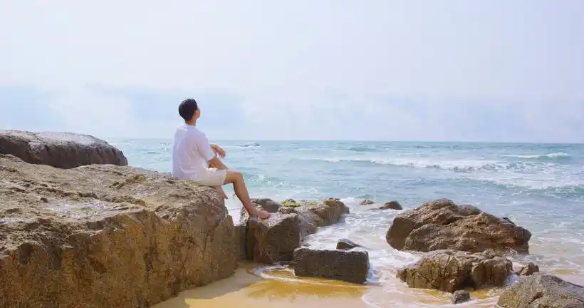 8k海岸边眺望远处的青年男性而望