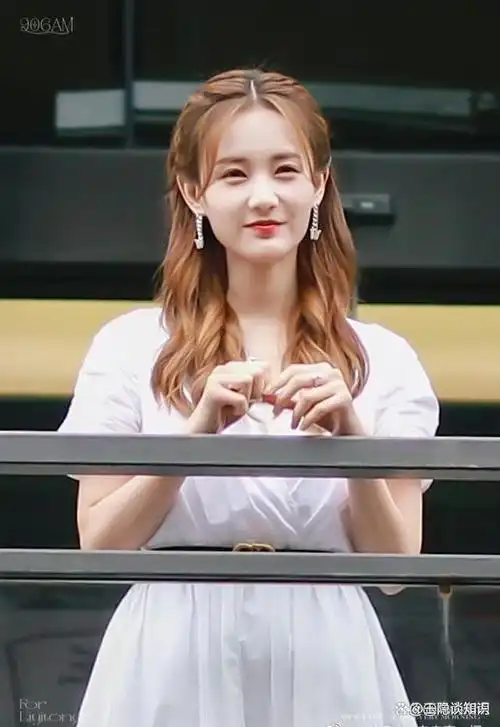 最近,娱乐圈掀起了一阵时尚风潮,引起广泛关注的焦点是李一桐剪短发了