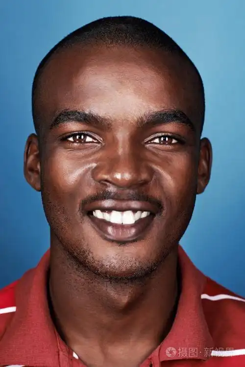 非洲黑人的男人微笑着