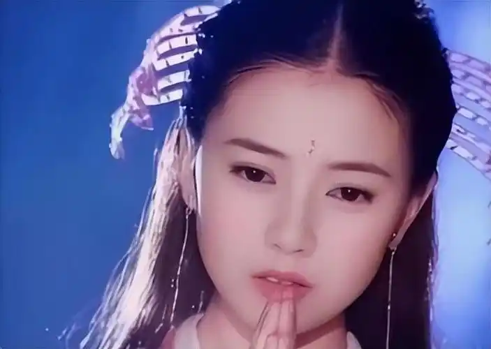 高圆圆长着一张标准的正统美人脸,五官柔和,让人看了很有亲切感,浓眉