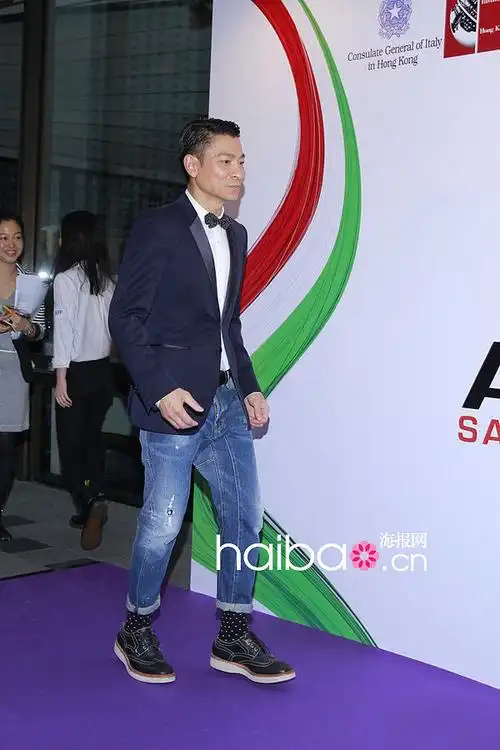 刘德华亮相香港萨兰托国际电影节获演员奖身着蓝色西服经典款牛仔裤配