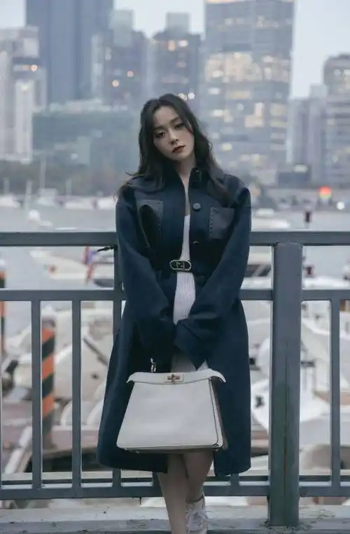 张靓颖分享街头美照大波浪长发配长皮衣宛如电影大片