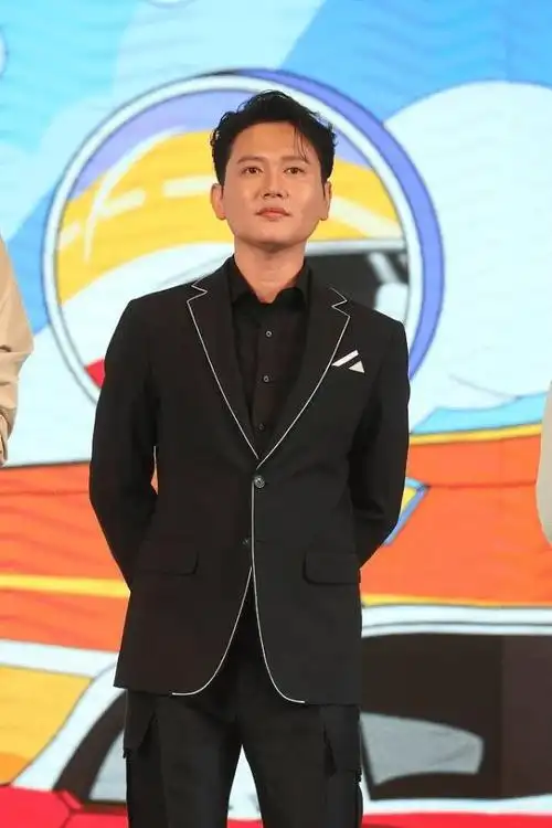 孟鹤堂虽然长得挺帅但总有一种喜剧感时尚搭配却显的很接地气