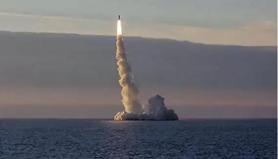 通过使用新锐的战略导弹核潜艇投射了布拉瓦洲际弹道导弹,是在美国"无