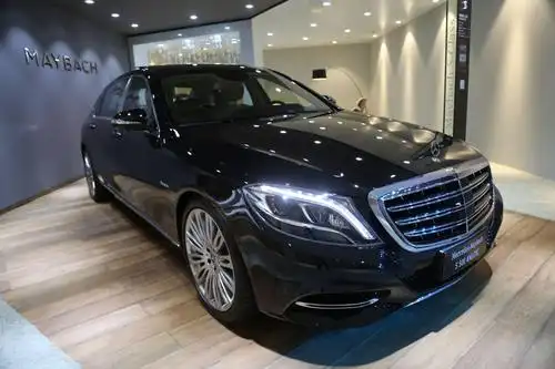 迈巴赫车展实拍奔驰旗下最奢华品牌售价220万