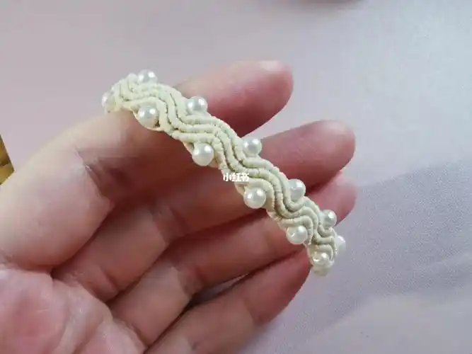 白色珍珠编织手绳