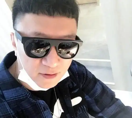 不知道广大的网友们对于孙红雷戴墨镜自拍出卖