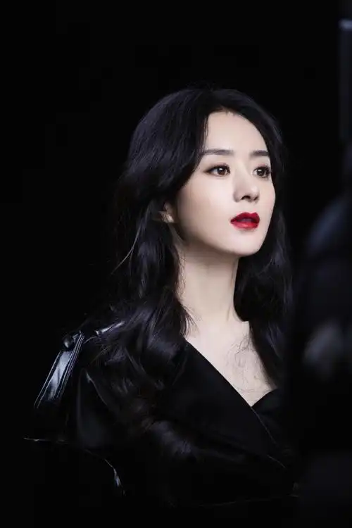 赵丽颖卷发配红唇魅力加成 半露香肩妩媚性感