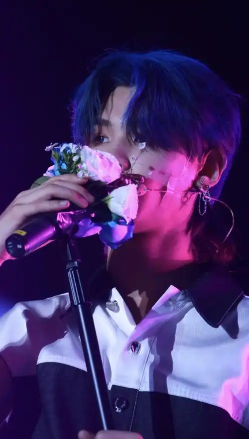 黄明昊justin蓝发