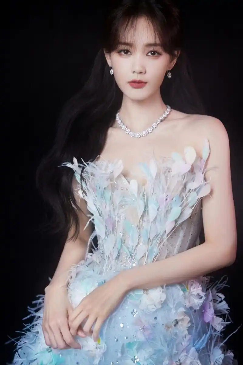 李一桐梦幻蓝礼服写真,性感香肩锁骨诱人至极,迷的人神魂颠倒!