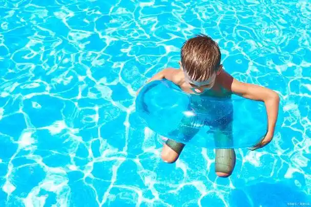 在游泳中,踩水是一项重要的技能,它让你可以在水中保持平衡并轻松穿梭